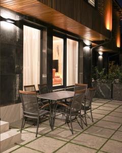 普里兹伦Moments Villas Premium, Prevalle的庭院里的餐桌和椅子