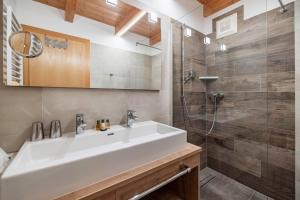 黑马戈尔nawu apartments的一间带水槽和淋浴的浴室