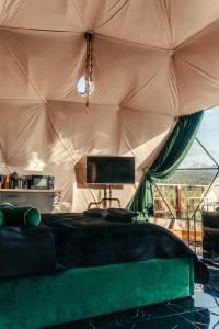 扎科帕内Góralski Harem Osada Glamp Jacuzzi & Balia的帐篷内一间卧室,配有一张床