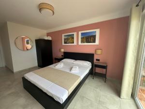 德尔锡伦西奥海岸Villa 8 Islas的一间卧室配有一张床和粉红色的墙壁