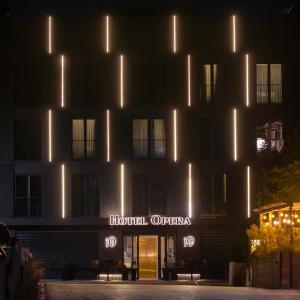 普里什蒂纳Hotel Opera的夜间酒店外墙灯火通明