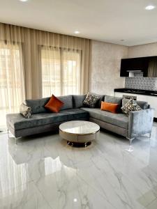 卡萨布兰卡Maarif Elite Suites的带沙发和咖啡桌的客厅