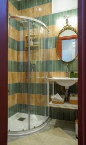 莫斯塔Malta Luxe Guest Suite Central Location的带淋浴和盥洗盆的浴室