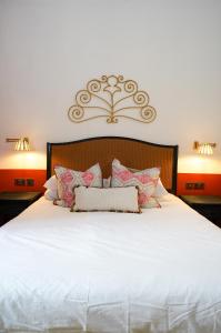 莫斯塔Malta Luxe Guest Suite Central Location的一间卧室配有一张带两盏灯的大型白色床。