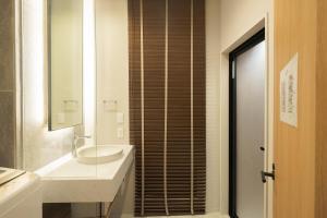 俱知安町Queens Park CK VILLAGE Niseko Hirafu的白色的浴室设有水槽和淋浴。