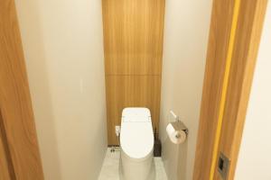 俱知安町Queens Park CK VILLAGE Niseko Hirafu的浴室设有白色卫生间和卫生纸饮水机