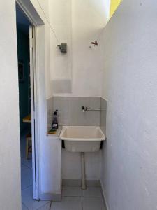 贝洛奥里藏特Aconchego Mineiro com Garagem的客房内的白色浴室设有水槽