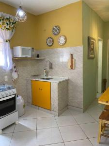 贝洛奥里藏特Aconchego Mineiro com Garagem的厨房配有水槽和台面