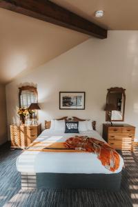 白鱼镇格罗斯山旅馆的一间卧室,卧室内配有一张大床