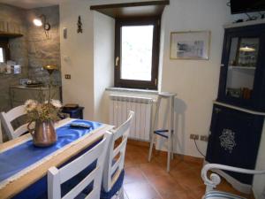 菲乌马尔博Torre Riva Dimora storica的一间配备有蓝色桌子和椅子的用餐室
