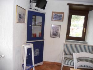 菲乌马尔博Torre Riva Dimora storica的一间设有蓝色橱柜和凳子的房间