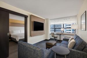 多伦多多伦多中心假日酒店的酒店客房设有床和客厅。