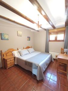 GuadalaviarCasa Rural Lahuerta Apartamentos的一间卧室,卧室内配有一张大床