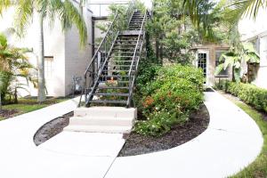 圣克卢亨特阿姆斯酒店的通往植物丛的建筑的楼梯