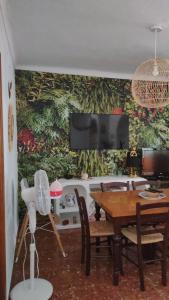 伊斯纳哈尔La Villa, Alojamiento Rural的一间带桌子和壁画的用餐室