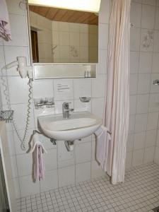 GontenHotel und Gasthaus Bad Gonten的一间带水槽和镜子的浴室