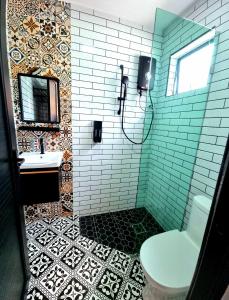 金马仑高原Campod Resort @ Cameron Highlands的浴室配有白色卫生间和盥洗盆。