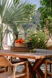 蒙达San Roque Suites de Monda的一张木桌,上面放着橙子和其他水果