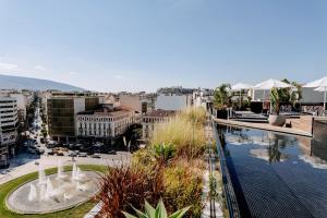 雅典Skylark, Aluma Hotels & Resorts的从建筑屋顶上可欣赏到城市美景