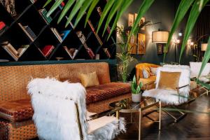 雅典Skylark, Aluma Hotels & Resorts的带沙发、桌子和植物的客厅