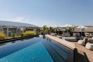 雅典Skylark, Aluma Hotels & Resorts的建筑物屋顶上的游泳池