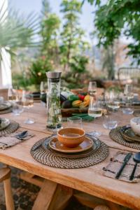 蒙达San Roque Suites de Monda的一张带酒杯的木桌和碗