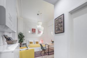 布达佩斯Extra Central Modern Studio的白色的客厅配有黄色的椅子和桌子
