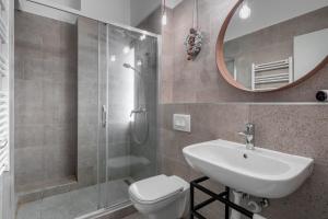 布达佩斯Extra Central Modern Studio的一间带卫生间、水槽和镜子的浴室