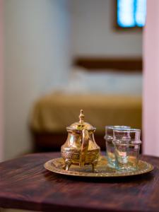 拉巴特DAR SABA的茶壶和桌子上的两杯