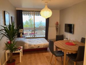 蒙特里夏尔Appartement 2 P 5 PER ENTRE BEAUVAL & CHENONCEAU的一间卧室配有一张床铺和一张桌子,还有一间用餐室