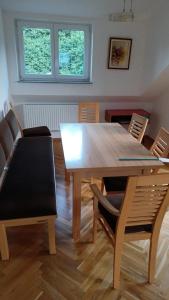 AltossiachApartment in Ossiach的一间带木桌和椅子的用餐室