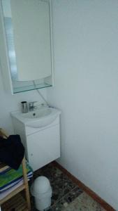 AltossiachApartment in Ossiach的白色的浴室设有水槽和镜子