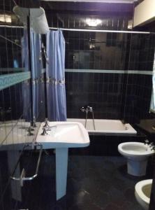 里瓦达维亚艾斯卡西塔斯度假屋的一间带水槽、浴缸和卫生间的浴室