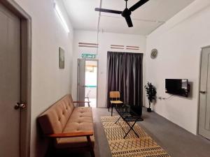 怡保Ipoh town centre glamping home 13pax的带沙发和电视的客厅