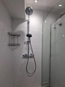 伦敦Confystay的浴室内配有淋浴和头顶淋浴