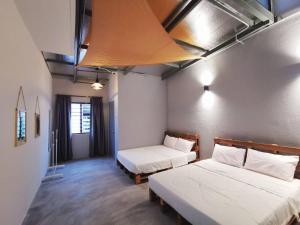 怡保Ipoh town centre glamping home 13pax的一间客房内配有两张床的房间