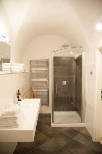 莱维科特尔梅Ambiente 90的带淋浴和盥洗盆的浴室