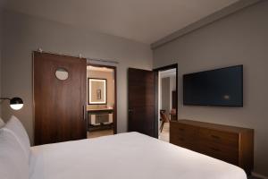 蓬塔卡纳福朋喜来登蓬塔卡纳村酒店的卧室配有白色的床和平面电视。