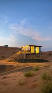 ShāhiqOman desert private camp的沙漠中的房子