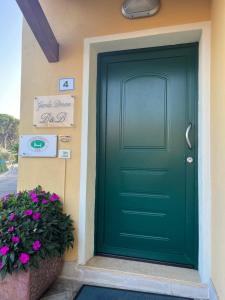 拉齐塞加尔达梦酒店的鲜花屋的绿色前门
