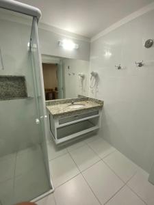 卡达斯诺瓦斯Caldas Novas - Piazza diRoma incluso acesso ao Acqua Park, Slplash e Slide的带淋浴、盥洗盆和镜子的浴室