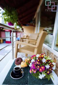 道泽兹西特里奥格裴森尼娜酒店的桌上放着咖啡和鲜花