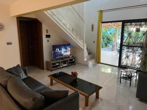 索蒙Villa bonheur Somone的带沙发和电视的客厅