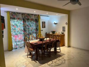 索蒙Villa bonheur Somone的一间带桌椅的用餐室和一间厨房