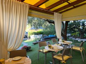 拉齐塞加尔达梦酒店的庭院里设有桌椅