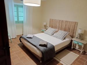 佩拉托拉达Casa Peratallada的一间卧室设有一张大床和一个窗户。