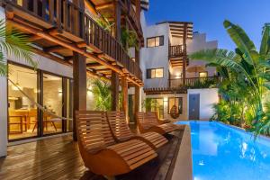 奥尔沃克斯岛Aparthotel Onda Maya - Adults Only的别墅 - 带游泳池和躺椅