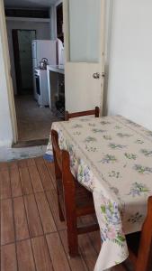 米纳斯Apartamento jorge lopez的厨房里一张桌子,上面有桌布
