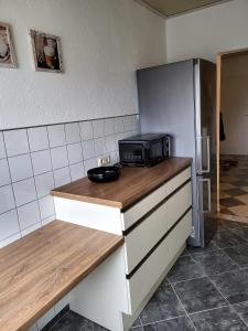 萨尔布吕肯schöne, modernisierte Wohnung - Dudweiler的厨房配有微波炉