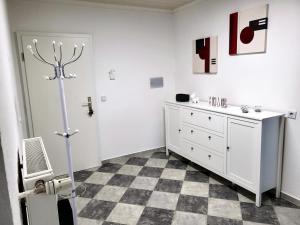 萨尔布吕肯schöne, modernisierte Wohnung - Dudweiler的一间铺有 ⁇ 形地板的白色卧室